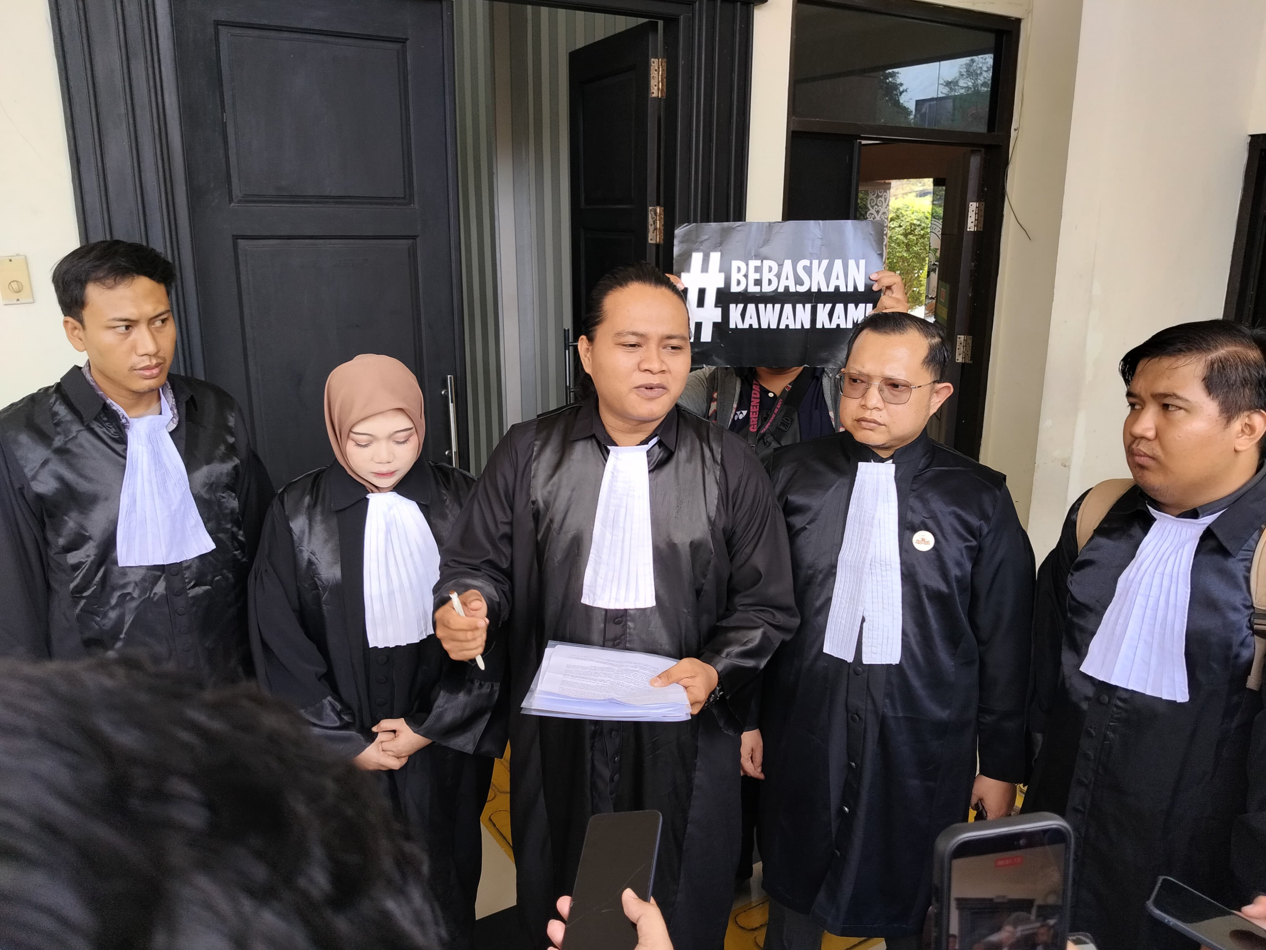 Solidaritas masyarakat sipil dalam sidang dugaan perakitan molotov di PN Samarinda, Selasa (20/1/2026). (Bayu/KP)