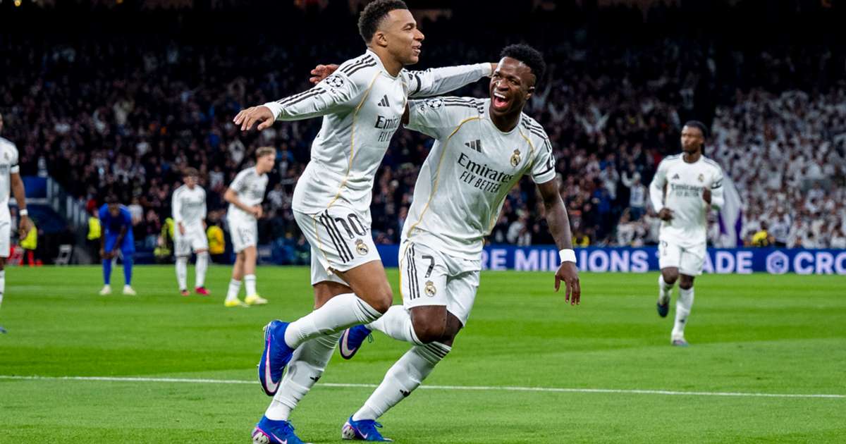 Kylian Mbappe dan Vinicius Junior berselebrasi usai mencetak gol ke gawang Monaco. Real Madrid menang 6-1 atas Monaco.