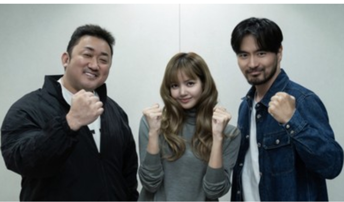 Lisa Blackpink dan Ma Dong-seok mengepalkan tangan di sela proses produksi, menandai kebersamaan tim dalam proyek film Netflix yang tengah syuting di Indonesia. (Foto netflix)