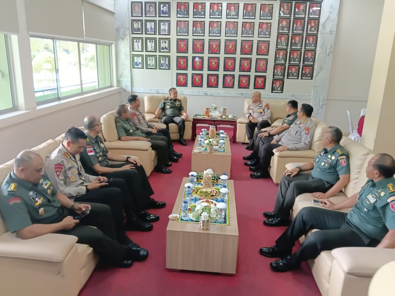 uasana penuh keakraban saat Wakapolda Kaltim Brigjen Pol Andrianto Jossy Kusumo silaturahmi bertemu Pangdam VI Mulawarman Mayjen TNI Krido Pramono.