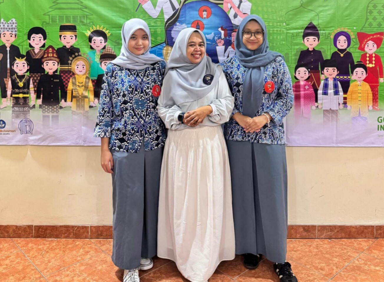 PRESTASI. Dua siswa SMA 2 Balikpapan Chalisa dan Ghaniyyah (kanan) tengah bersama guru pendamping mengikuti seleksi nasional di Jakarta, olimpiade Bahasa Jerman.