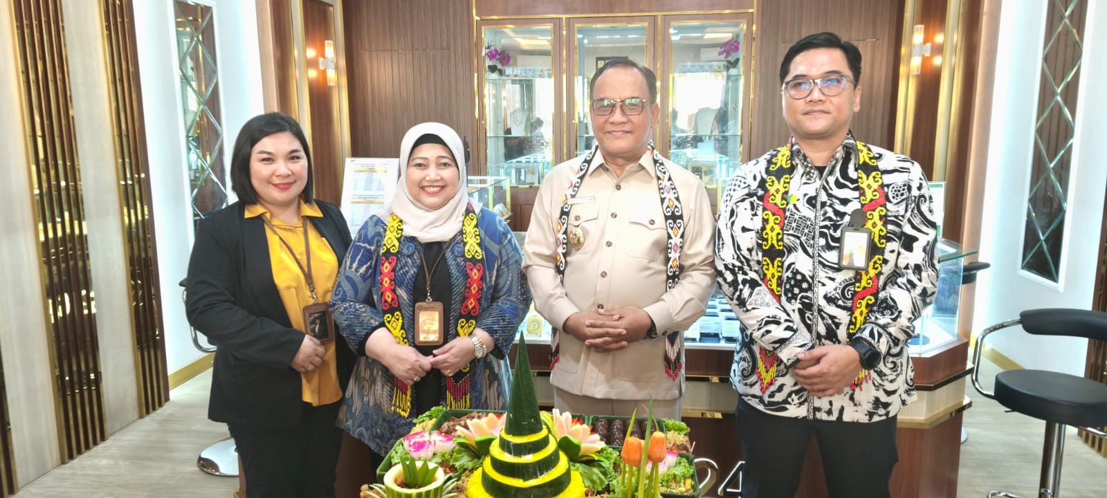RESMI: Bagus Susetyo didampingi Endah Susiani (dua kiri), Rinaldi Lubis, serta Meiyti Anita Santje (ujung kiri) dalam peresmian Grand Opening Galeri 24 J-Store BSB Balikpapan.