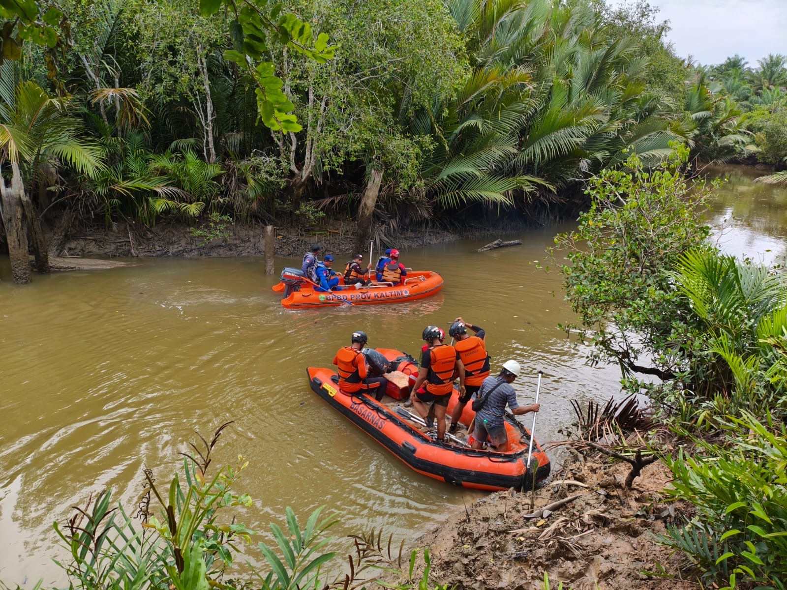 Petugas gabungan saat melakukan pencarian jasad korban MH yang diterkam buaya di Kecamatan Batu Engau.