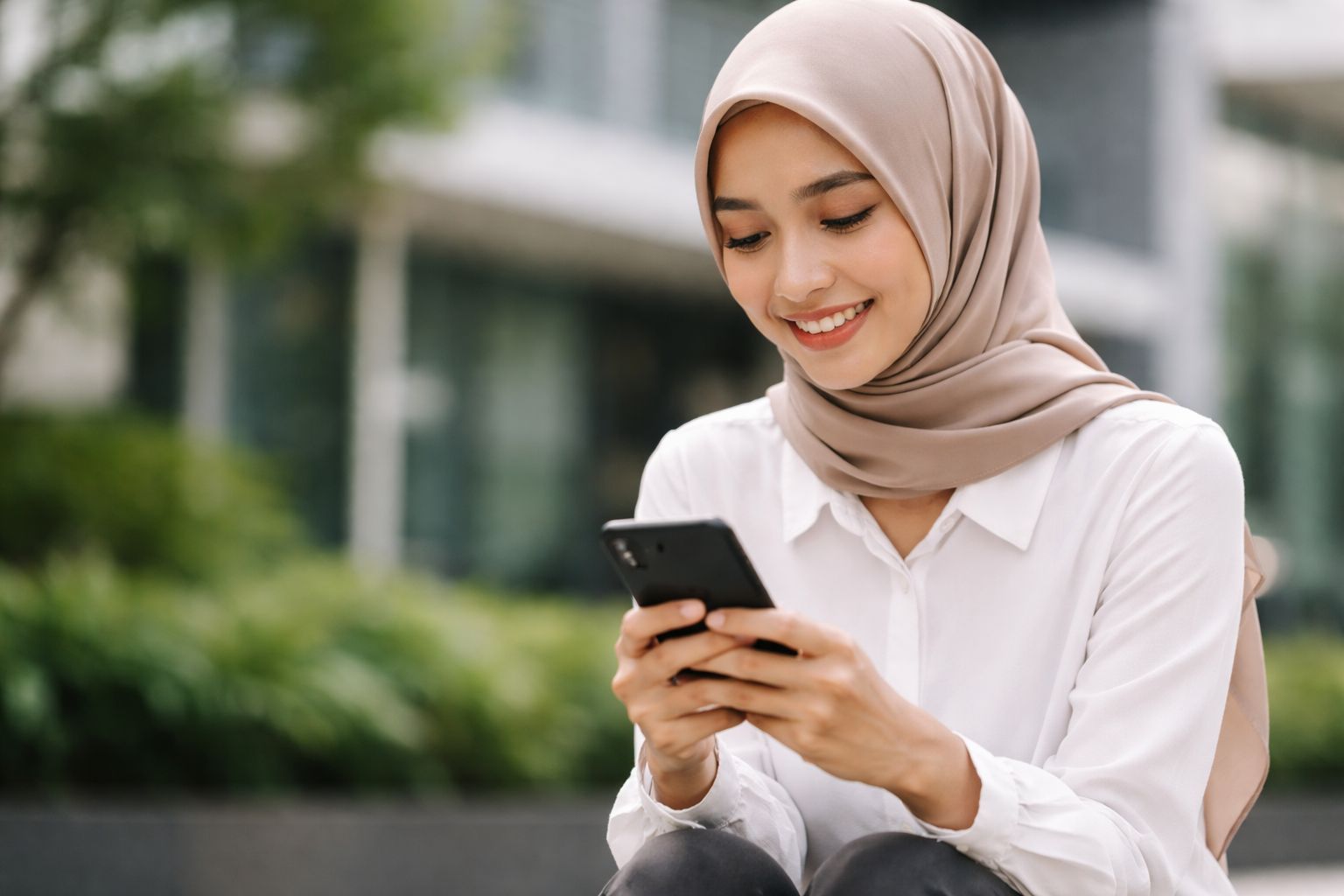 Ilustrasi pekerja mencairkan JHT BPJS Ketenagakerjaan.