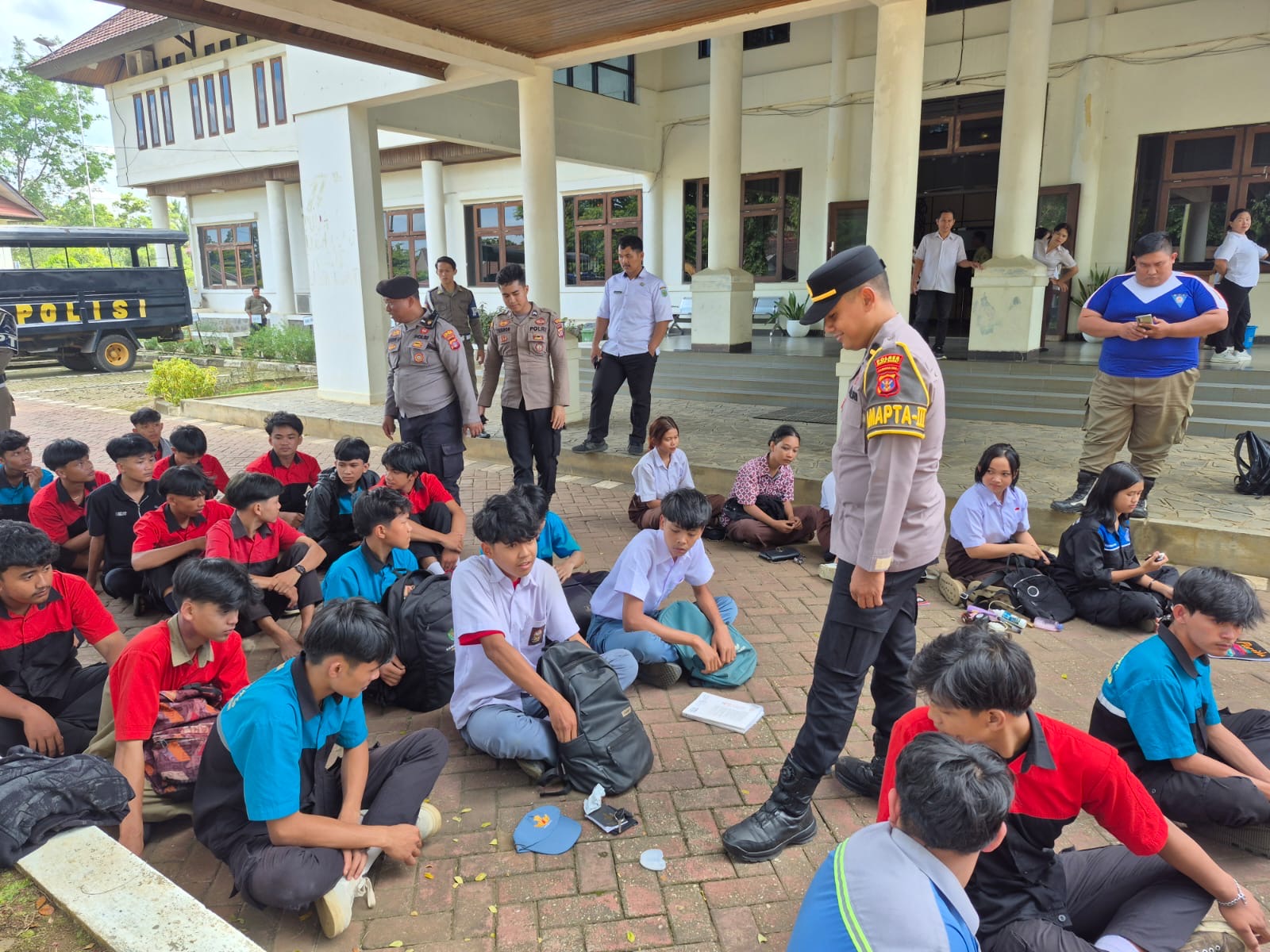 Sebanyak 32 pelajar dari berbagai tingkat pendidikan, termasuk SMP, SMA, dan SMK, diamankan dalam operasi gabungan yang melibatkan Polres Kutai Barat dan Satpol PP Kubar.