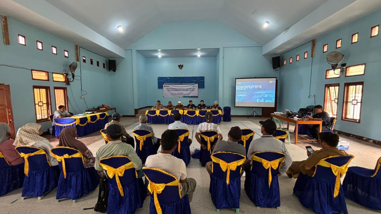 SERIUS: Paparan materi sosialisasi oleh PLN UPP KLT 1 di hadapan perangkat desa, kecamatan, dan pemangku kepentingan mengenai teknis pembangunan SKTT 150 kV