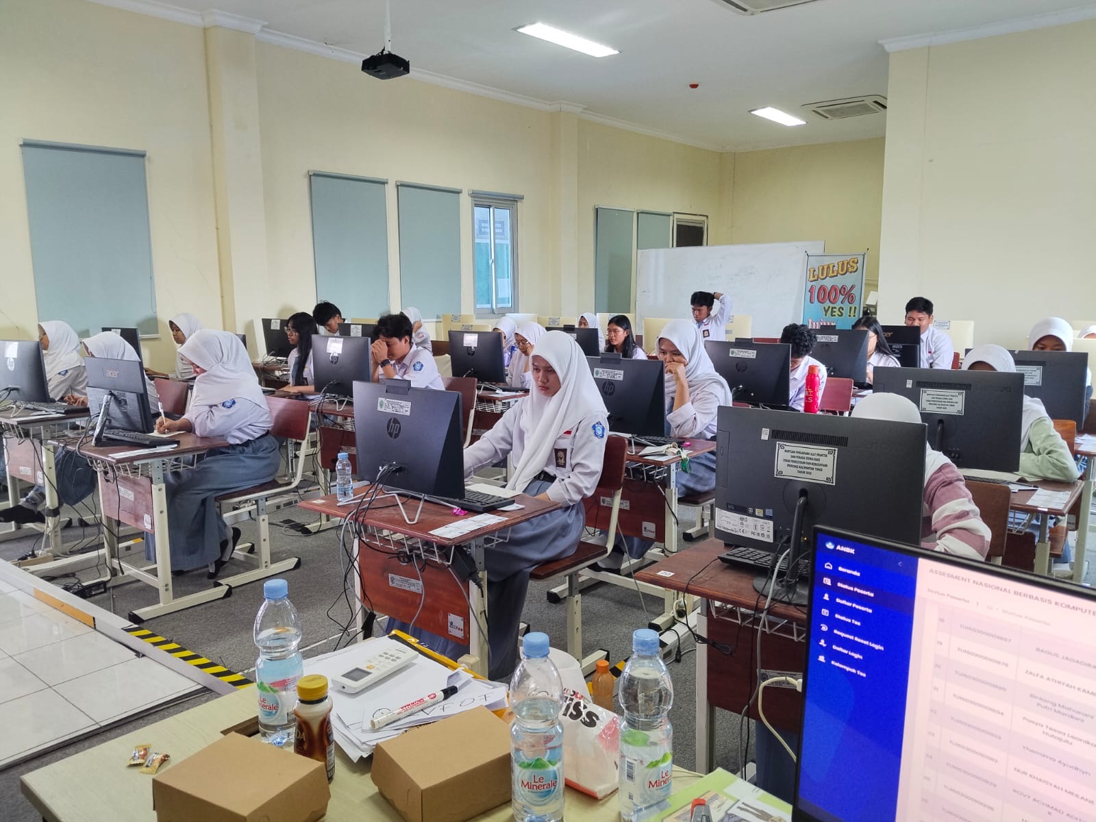 Pelajar SMA Negeri 1 Bontang mengikuti Tes Kemampuan Akademik (TKA) di sekolah.