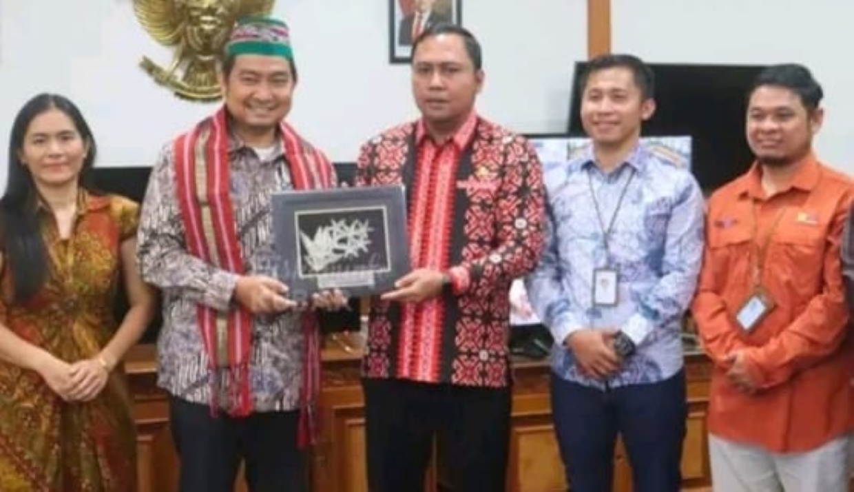 Bupati Kutai Barat, Frederick Edwin (tengah) saat menerima Manager PLN UP3 Samarinda, Adrian Sitompul.