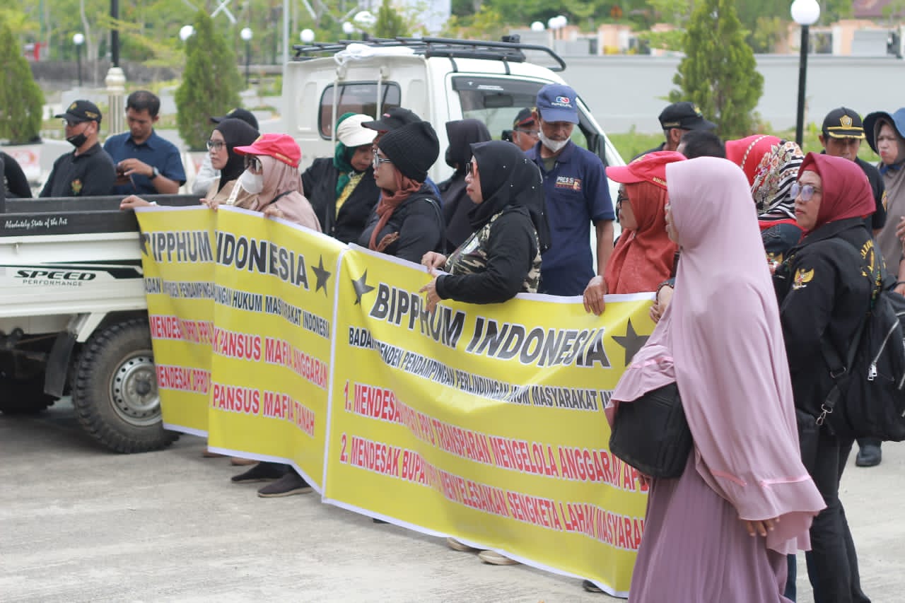 SOROTAN: Demonstrasi di depan Kantor DPRD PPU menyoroti dugaan mafia tanah serta dugaan penyelewengan APBD Kabupaten PPU Tahun Anggaran 2024.