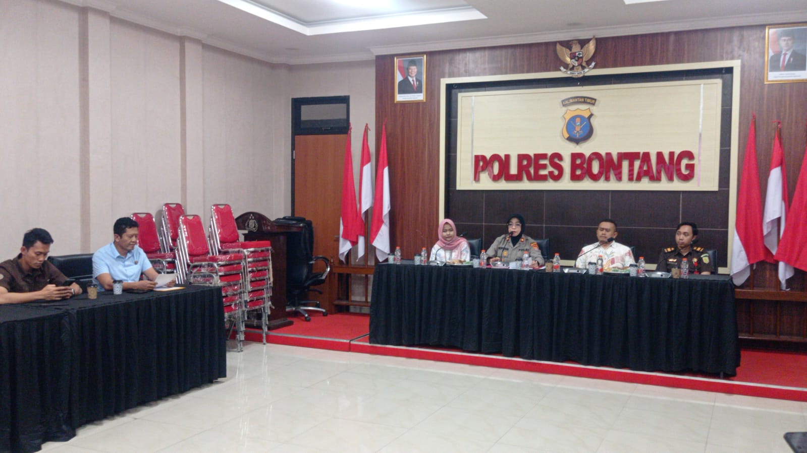 KONFERENSI PERS: Polres Bontang mengungkap kasus penggelapan dalam jual beli kendaraan bermotor di Muara Badak. ADIEL KUNDHARA/KP