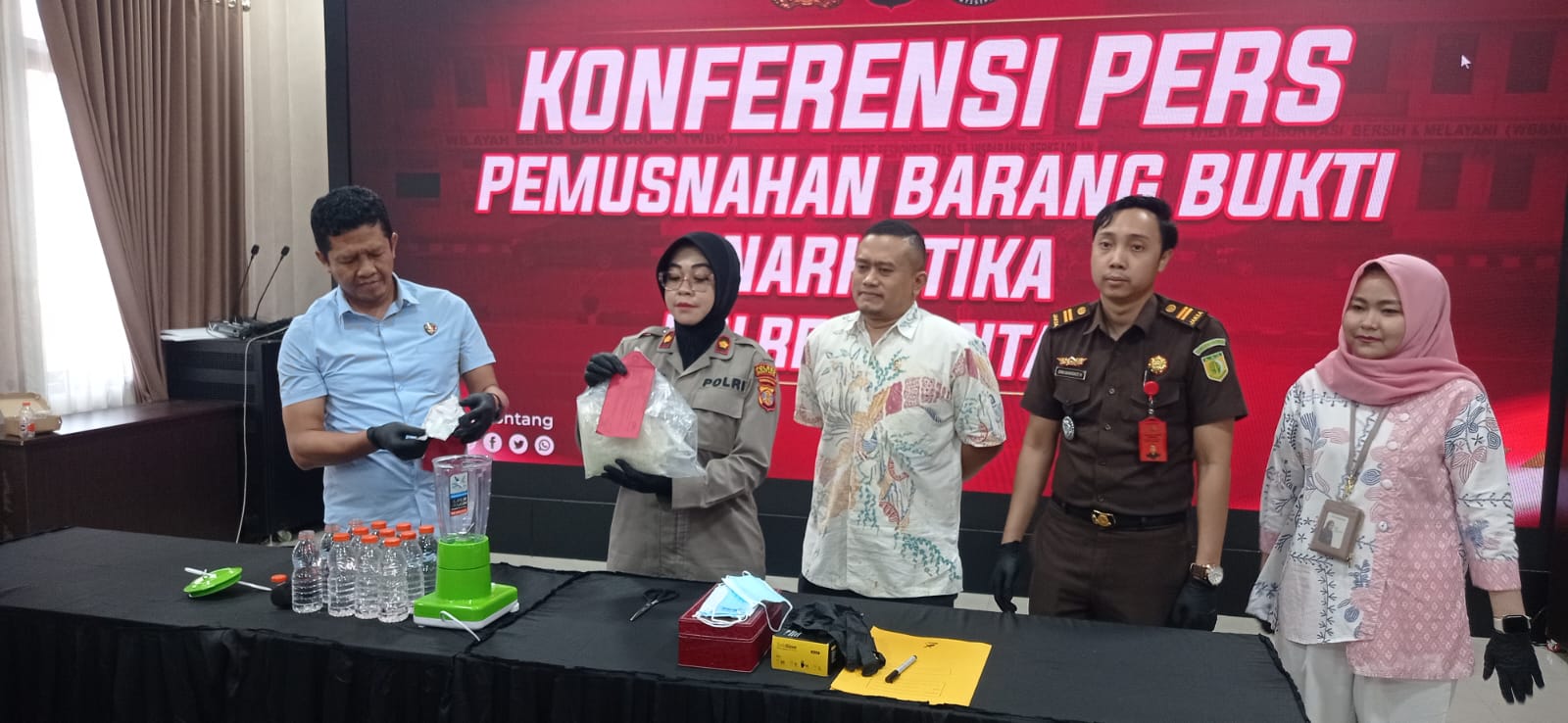 GAGAL BEREDAR: Barang bukti berupa sabu satu kilogram dan 50 pil ekstasi dimusnahkan oleh Polres Bontang. ADIEL KUNDHARA/KP