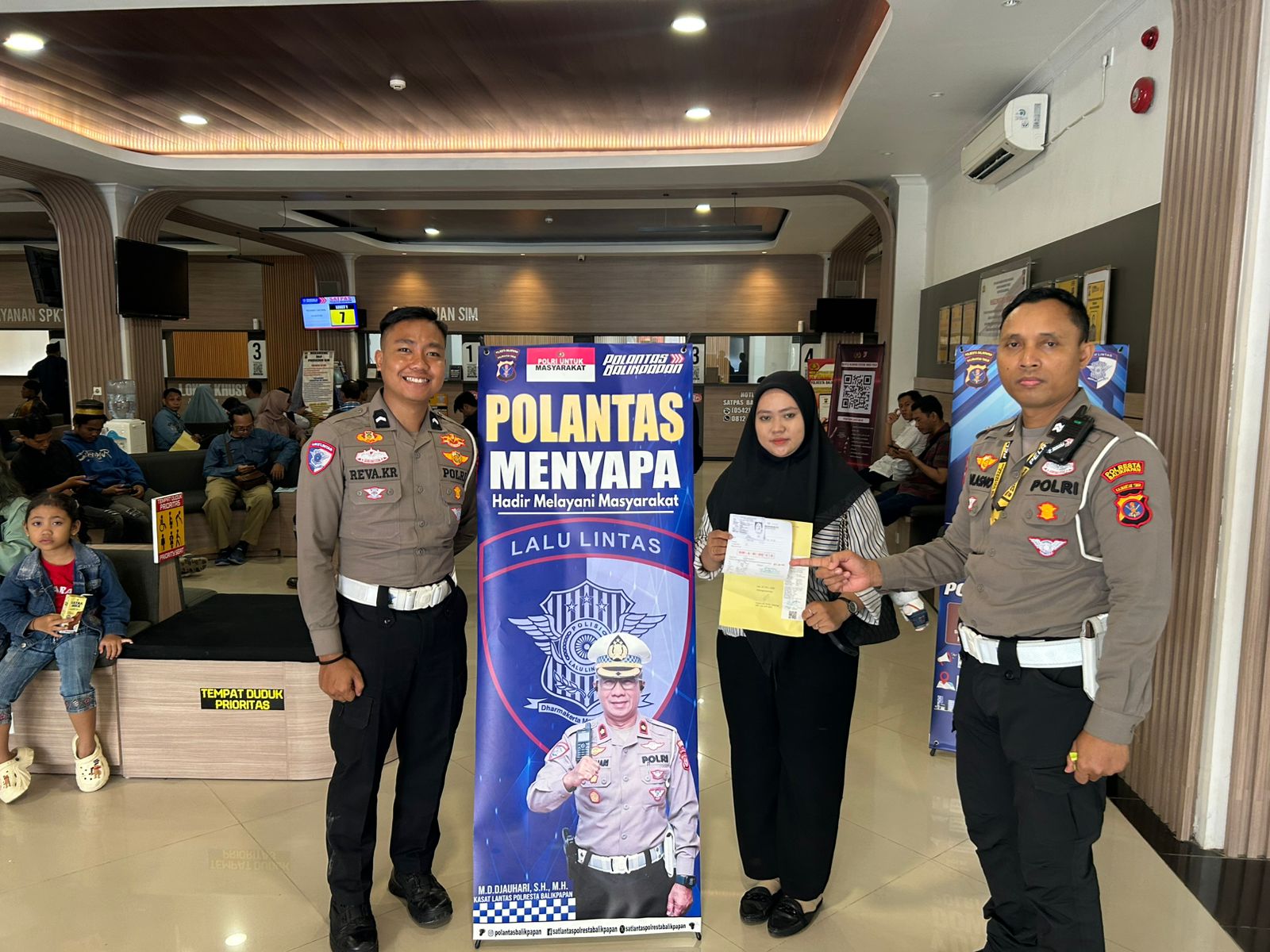 PELAYANAN: Personel Subdit Regident Ditlantas Polda Kaltim memberi edukasi seputar pelayanan SIM, STNK, dan BPKB.