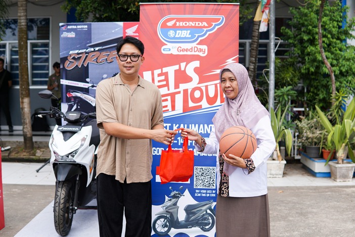 Arisetyya Julkadar SPV Promosi Astra Motor Kalimantan Timur 2 bersama perwakilan SMAN 2 Samarinda dalam roadshow Honda DBL with Kopi Good Day 2026 East Kalimantan Series pada Rabu (21/1).