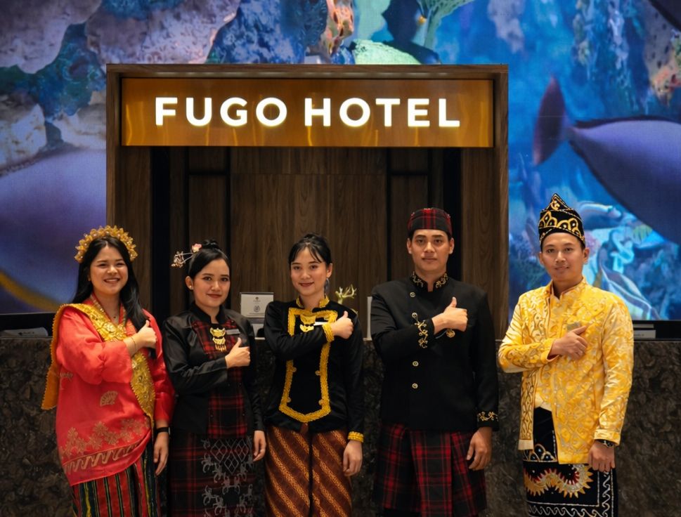 Staf FUGO Hotel Samarinda kenakan busana adat daerah Kutai, Dayak, Bugis, Banjar, dan Samarinda, peringati HUT Ke-358 Kota Samarinda dan Ke-66 Pemkot Samarinda.