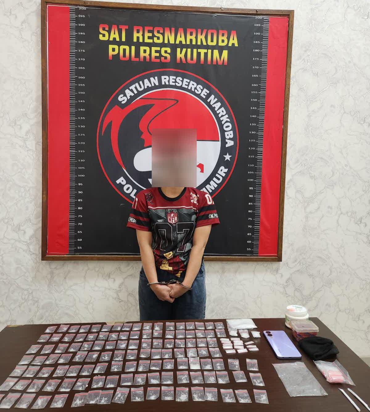 Pelaku kasus peredaran narkotika di Kecamatan Kongbeng beserta barang bukti narkotika yang diamankan Satresnarkoba Polres Kutim. (Dok. Polres Kutim)