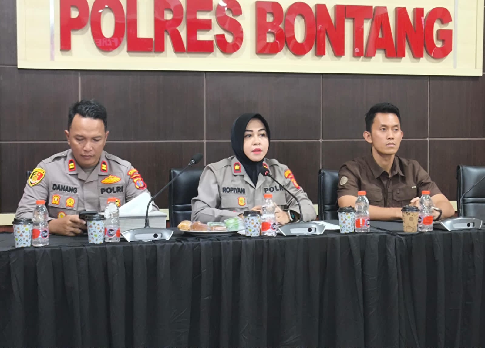 BERIKAN KETERANGAN: Kapolsek Muara Badak Iptu Danang (paling kiri) memberikan pernyataan terkait kasus dugaan penipuan atau penggelapan atas transaksi jual-beli kendaraan bermotor.