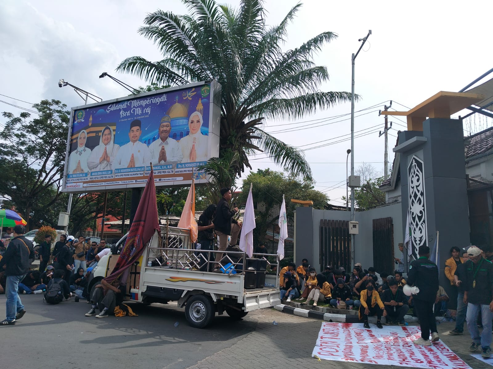 Puluhan mahasiswa yang tergabung dalam Aliansi Gerakan Rakyat Menggugat berunjuk rasa di depan DPRD Kaltim, Kamis (22/1/2026). (Bayu/KP)