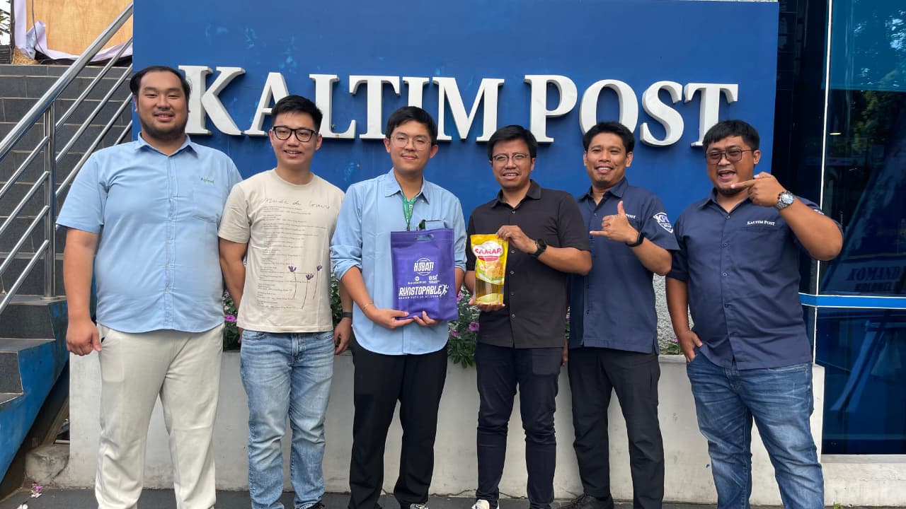 KERJA SAMA: Manager Humas Apical, Randy Suwenli (tengah), menyerahkan hadiah minyak goreng kepada panitia Runstoppable 2026 sebagai wujud dukungan perusahaan terhadap event Kaltim Post.