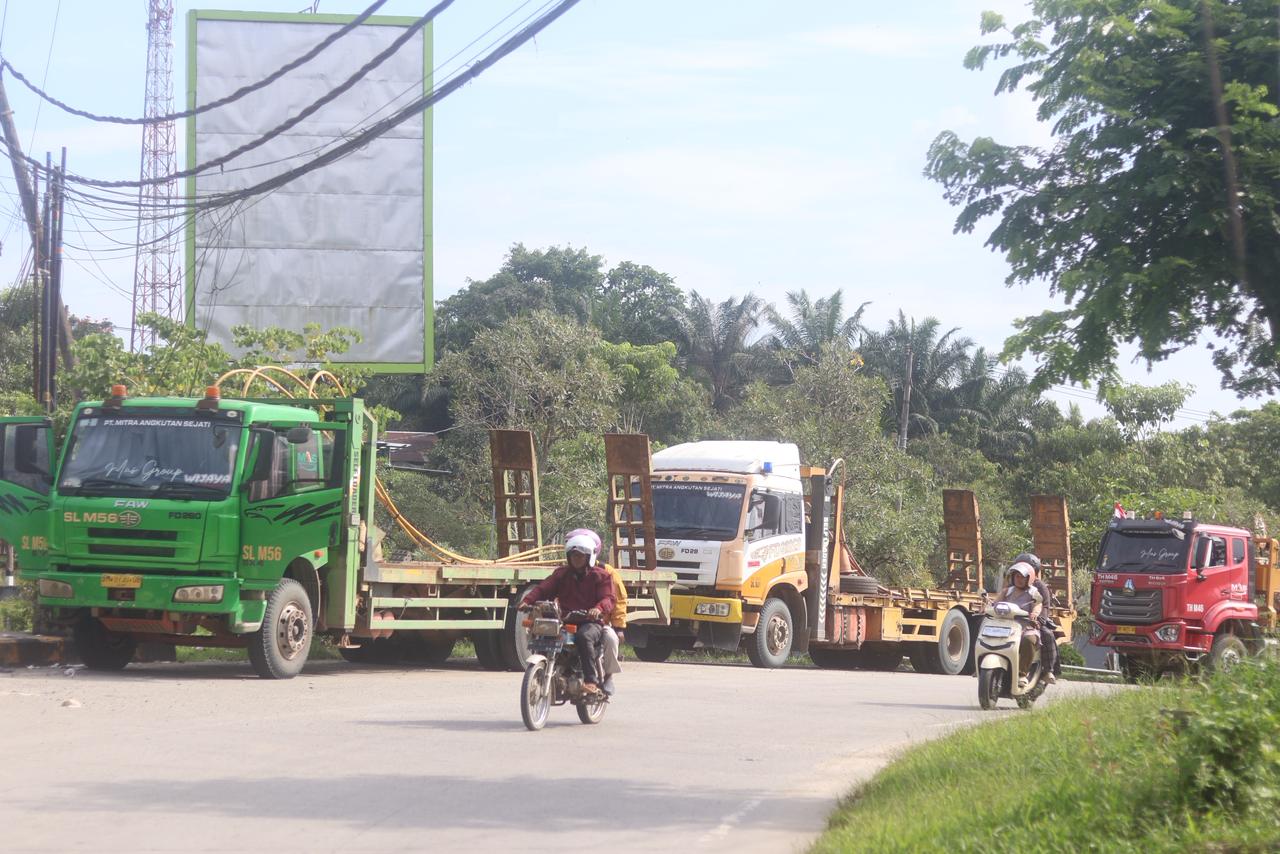 ANGKUTAN BARANG: Truk muatan besar parkir di sepanjang Jalan Soekarno-Hatta Kilometer 13 Balikpapan Utara.