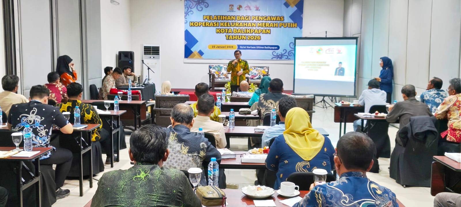 PELATIHAN: Kepala DKUMKMP Balikpapan Heruressandy Setia Kesuma (depan) mengatakan pentingnya peran pengawas atau para Lurah dalam mendukung keberlangsungan dan kemajuan KKMP.