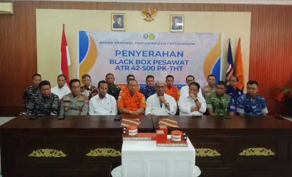 KOTAK HITAM: Penyerahan kotak hitam pesawat ATR 42-500 dilakukan oleh Marsekal Madya TNI Mohammad Syafii selaku Kepala Basarnas kepada Ketua KNKT, Suryanto Cahyono,  di Kantor Basarnas Makassar.