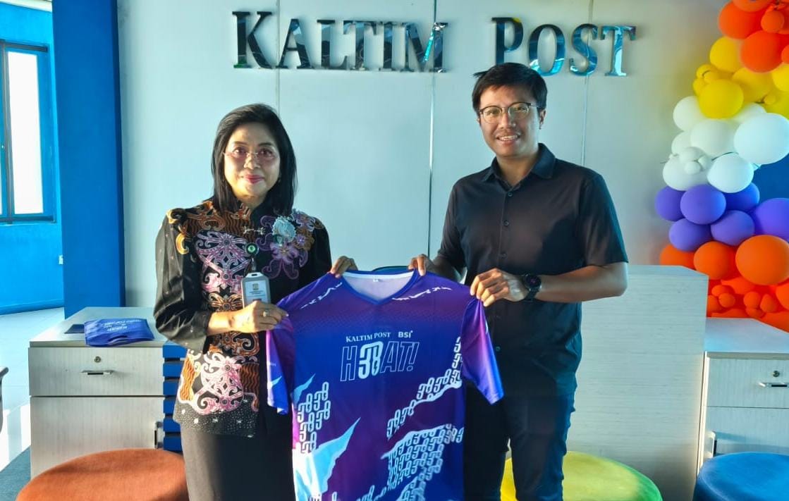 DUKUNGAN: Kepala Disparpora Ratih Kusuma menerima jersey Runstoppable dari panitia.