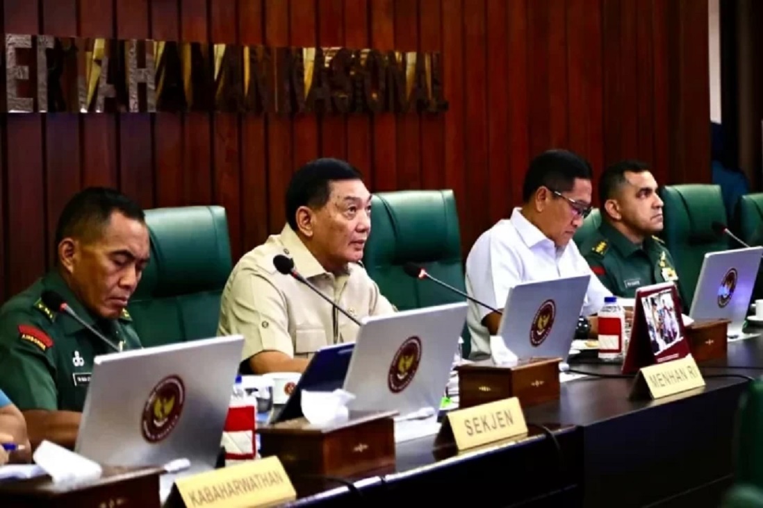 PERANG: Menhan, Sjafrie Sjamsoeddin saat menginstruksikan jajarannya untuk siap berperang mempertahankan kedaulatan NKRI.