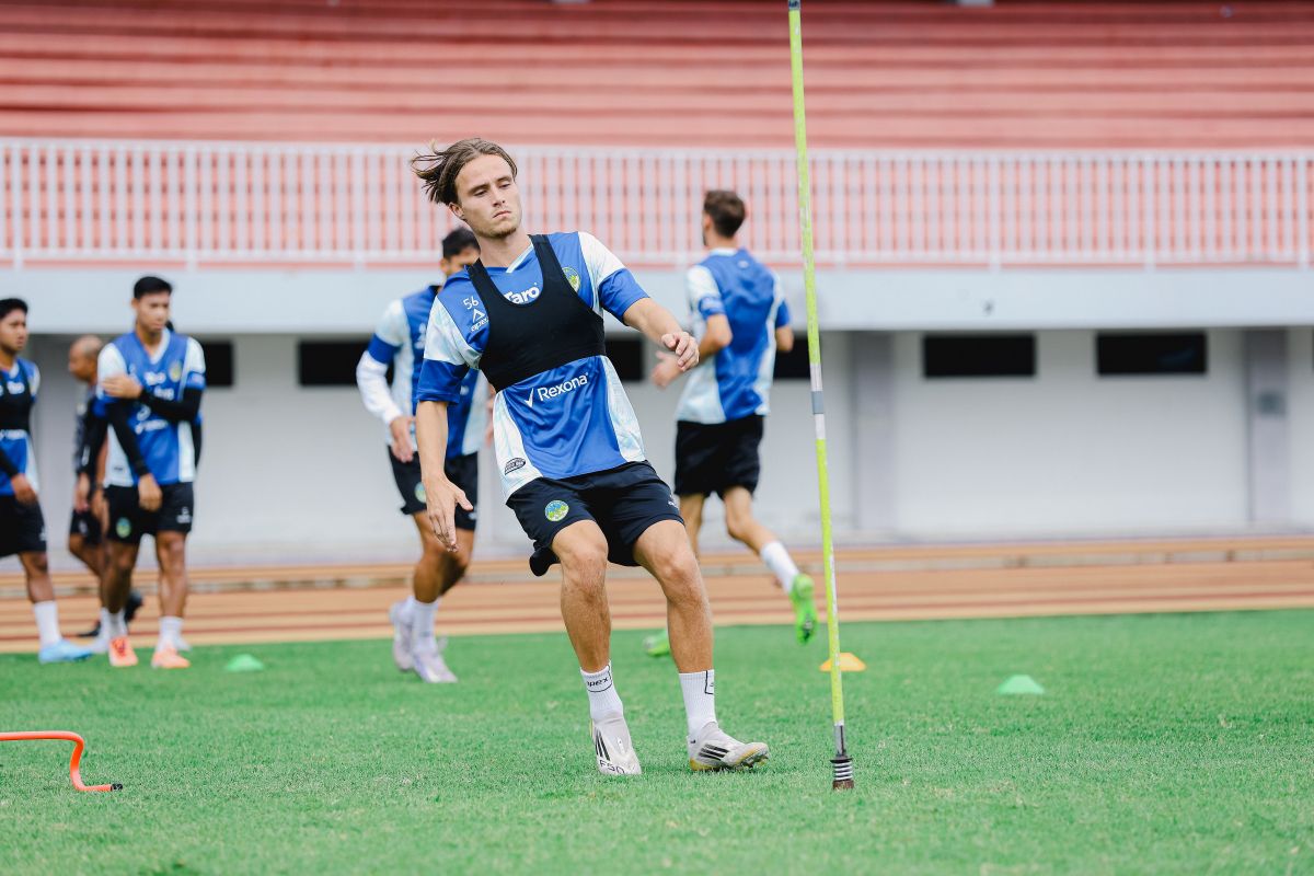 Pemain PSIM saat menjalani latihan.