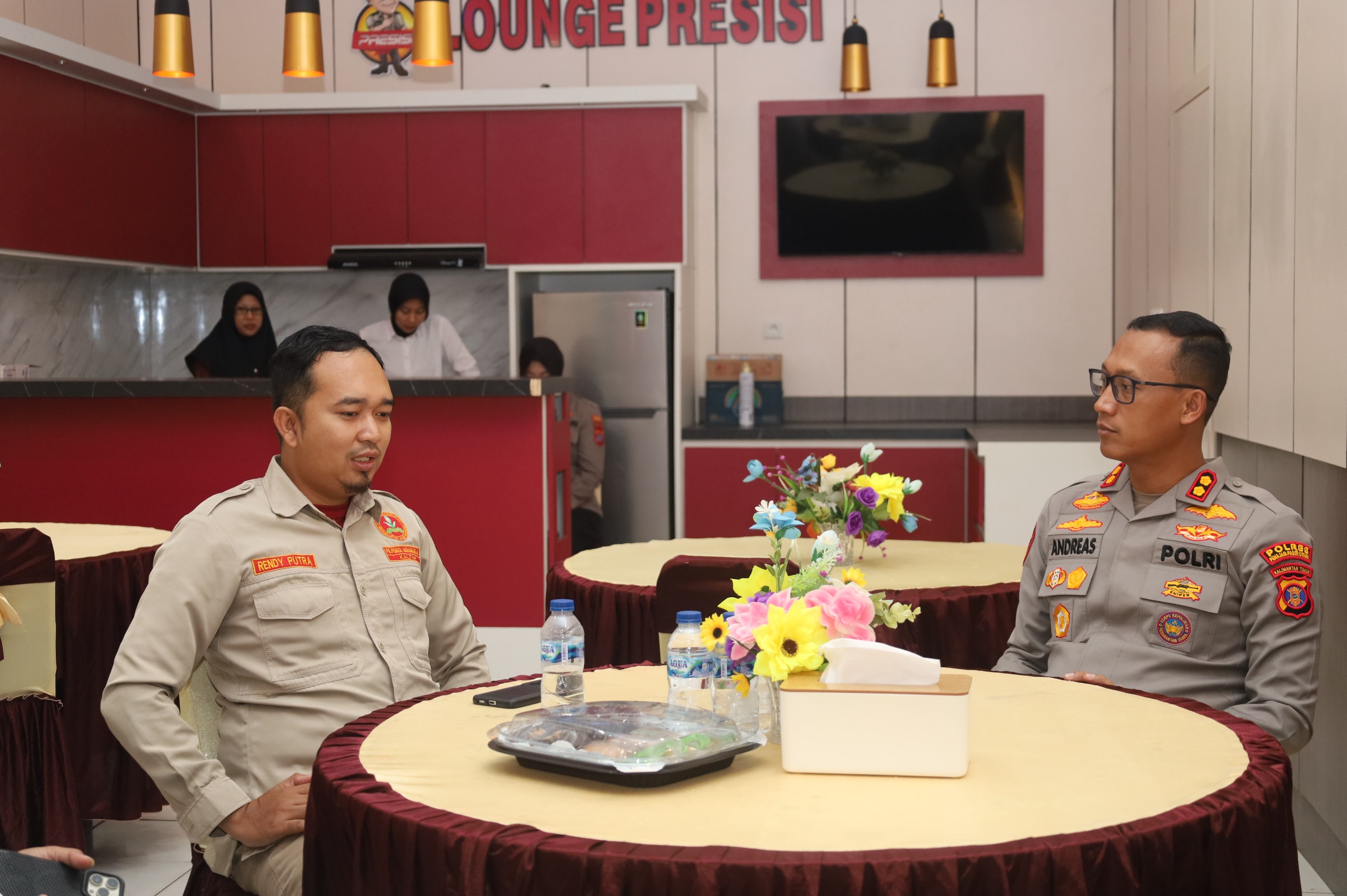 TEMU: Kapolres PPU, AKBP Andreas Alek Danantara saat menerima kunjungan Wakil Ketua Bidang ESDM PW Pemuda Muhammadiyah Kaltim, Rendy Putra.