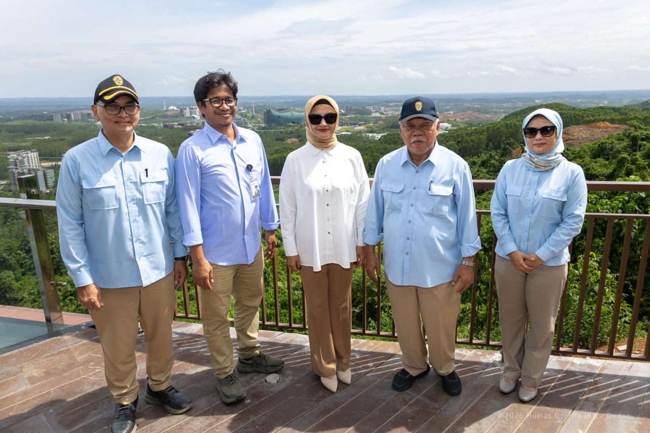 BERKUNJUNG: Staf Khusus Wakil Presiden RI, Tina Talisa (tengah) saat berkunjung ke IKN.