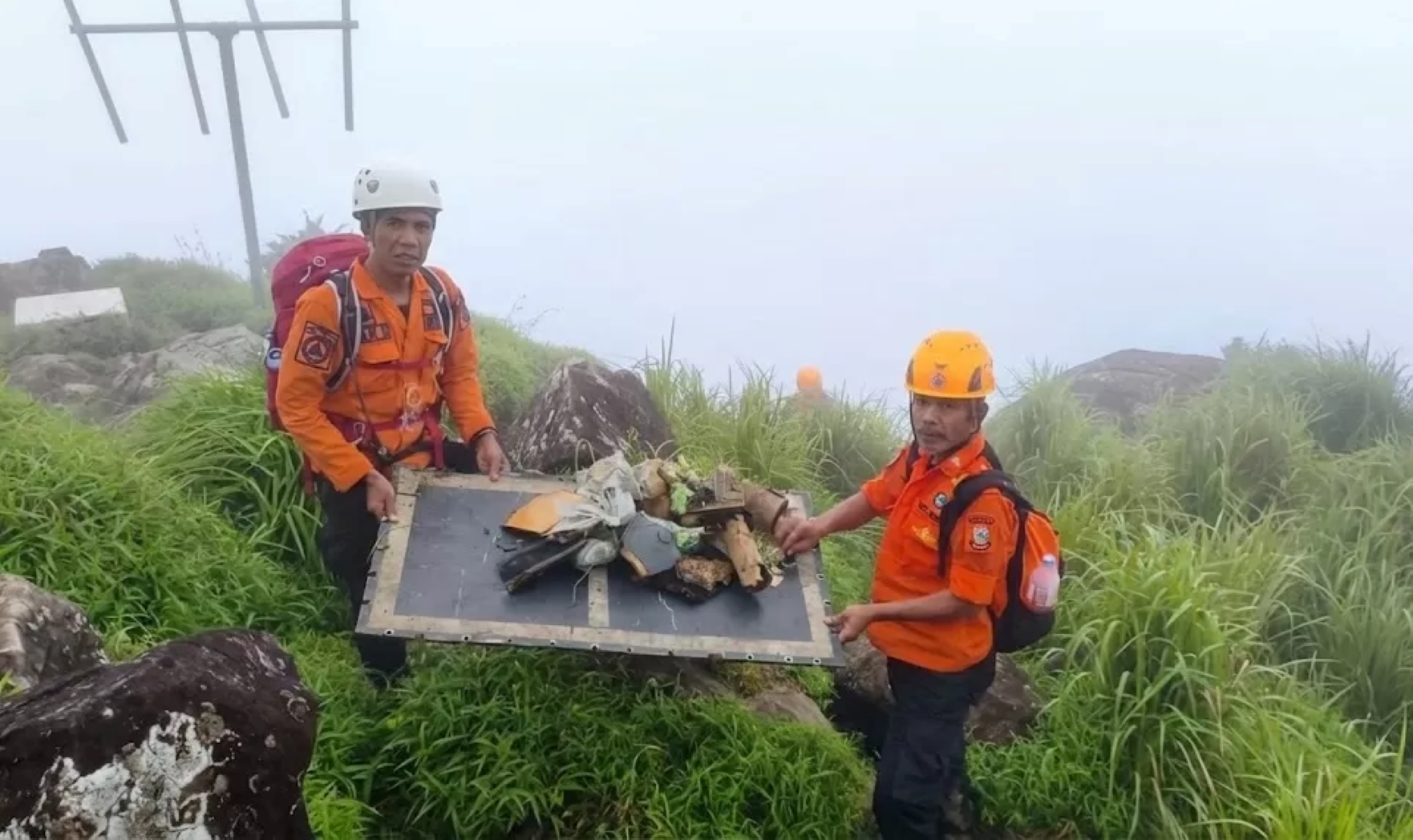 Salah satu serpihan Pesawat ATR 42 500 yang ditemukan Tim SAR gabungan di Gunung Bulusaraung, Sulawesi Selatan.