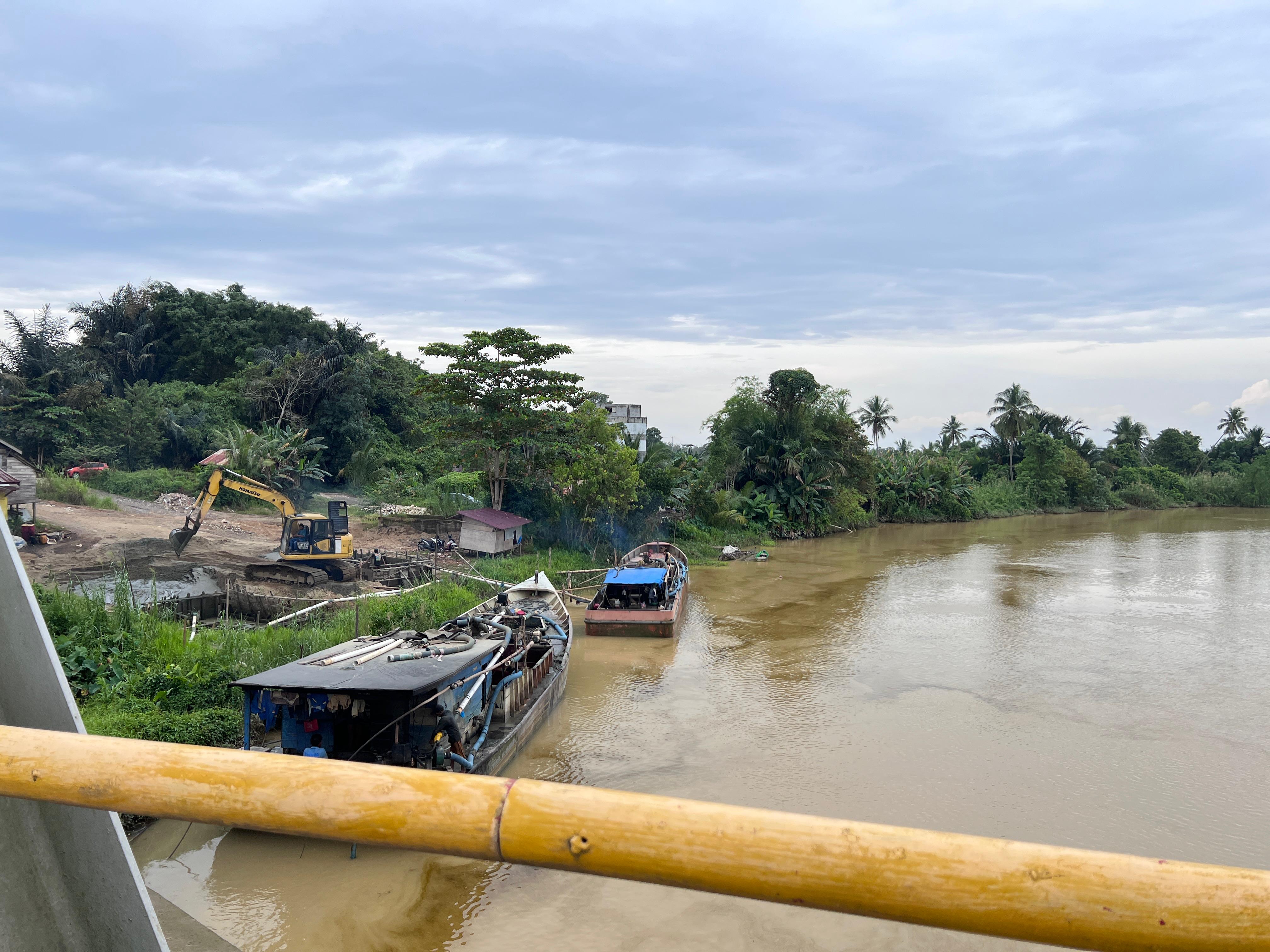 ILEGAL: Perizinan galian C tambang pasir kembali mencuat setelah adanya penyetopan aktivitas masyarakat di lokasi.