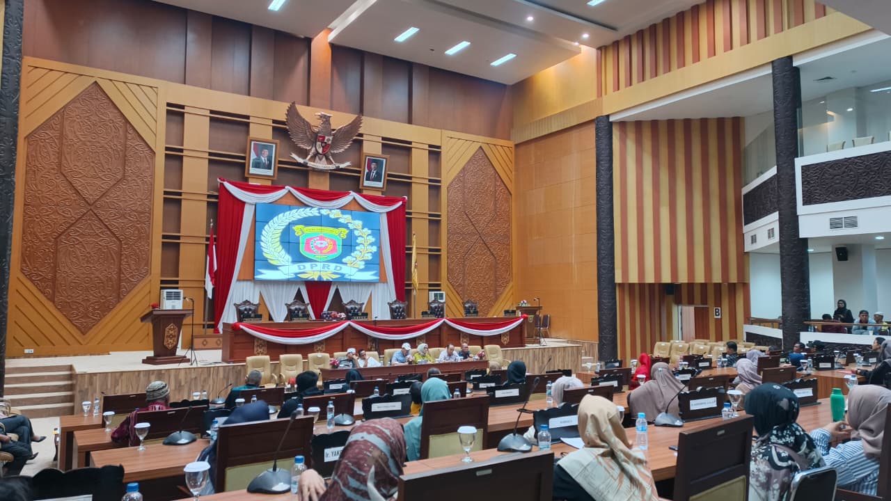 AUDIENSI: Audiensi pedagang pemilik SKTUB Pasar Pagi bersama Ketua DPRD, Ketua dan anggota Komisi II DPRD Samarinda, Dinas Perdagangan Samarinda.