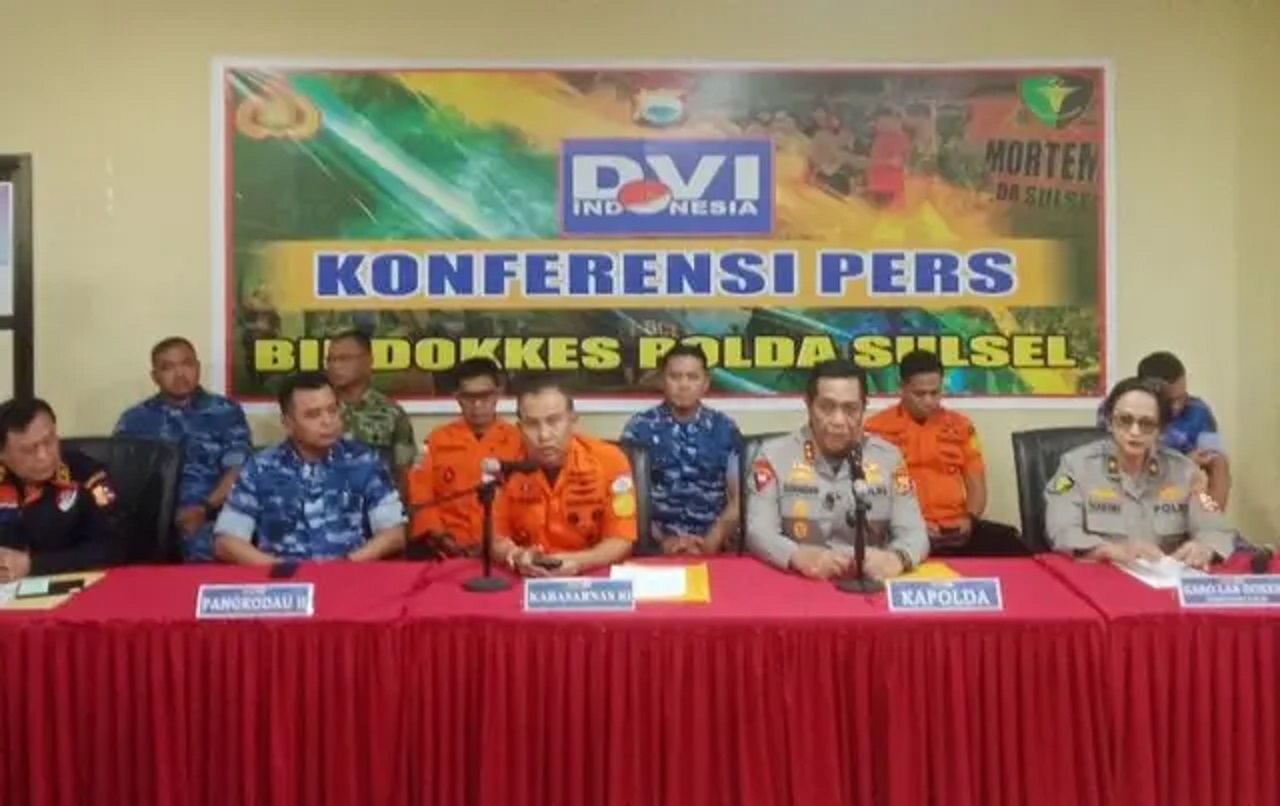 KONFERENSI PERS: Biddokkes Polda Sulsel gelar konferensi pers terkait penerimaan sejumlah jenazah korban pesawat ATR 42-500.