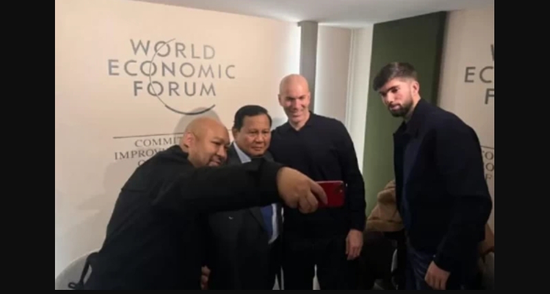 Presiden Prabowo berfoto bersama Zidane dunia dan putranya Theo Zidane di sela kegiatan World Economic Forum (WEF) 2026 di Davos, Swiss. (Foto/BPMI Setpres)