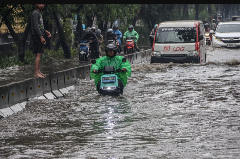 Hujan deras sejak Kamis hingga Jumat 23 Januari 2026, menyebabkan genangan setinggi puluhan sentimeter di sejumlah wilayah di Jakarta dan mengganggu aktivitas lalu lintas. (Foto Jawa pos)