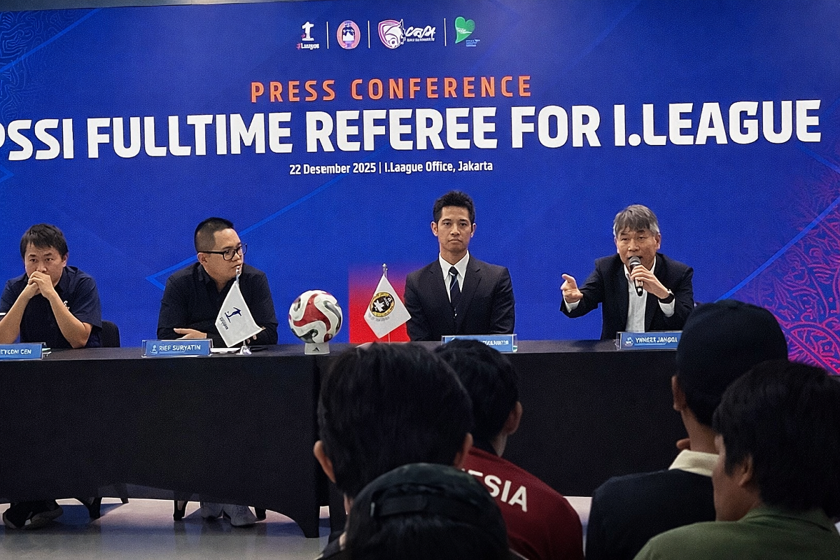 Ketua Komite Wasit PSSI Yoshimi Ogawa (kanan), menjelaskan alasan penggunaan kembali wasit asing di Super League serta batas kewenangan Komite Wasit dalam pemberian sanksi.
