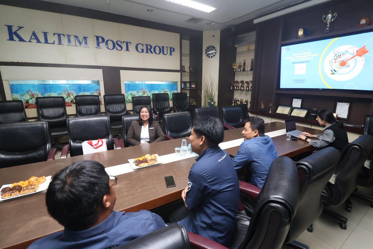 RELASI: Assistant Marketing Manager Swissotel Nusantara Fiona Rose Firta bersilaturahmi ke Gedung Biru Kaltim Post, Kamis (22/1).