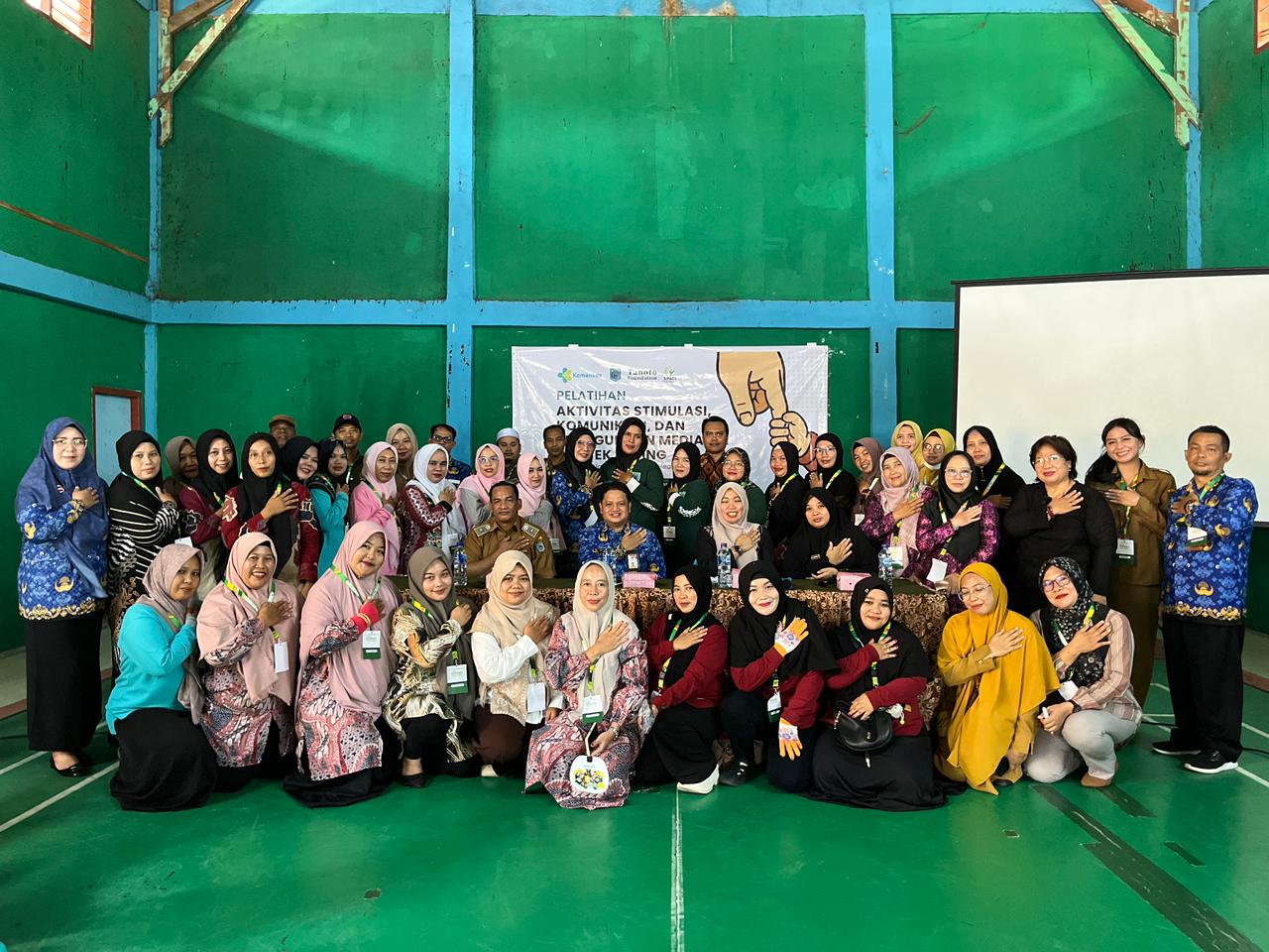 INVESTASI: Para peserta pelatihan mengabadikan momen bersama narasumber dari Tanoto Foundation dan Kepala Dinas Kesehatan Paser Amri Yulihardi (tengah).