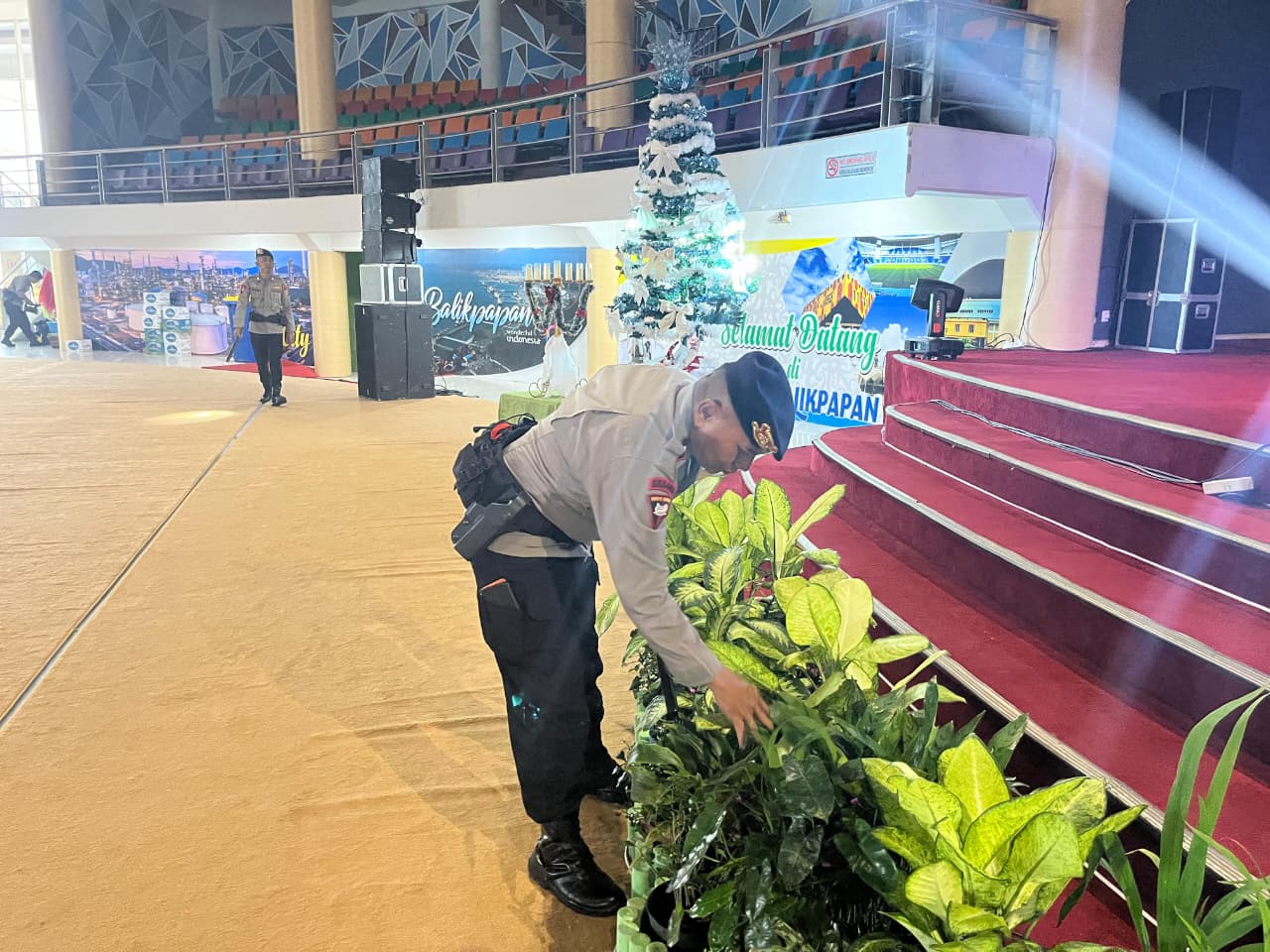 STERILSASI: Personel Detasemen Gegana melakukan penyisiran menyeluruh di area Dome Balikpapan, sterilisasi gangguan.