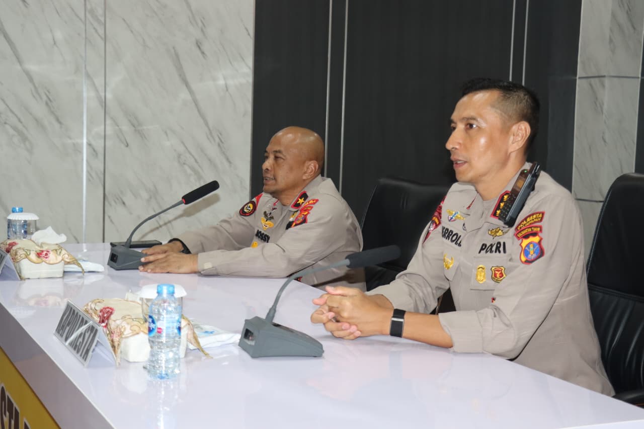 KUNKER: Wakapolda Kaltim, Brigjen Pol Adrianto Jossy Kusumo (kiri) melakukan kunjungan kerja ke Polresta Balikpapan. Selain mengecek pelayanan, ia juga memberikan arahan jajaran.