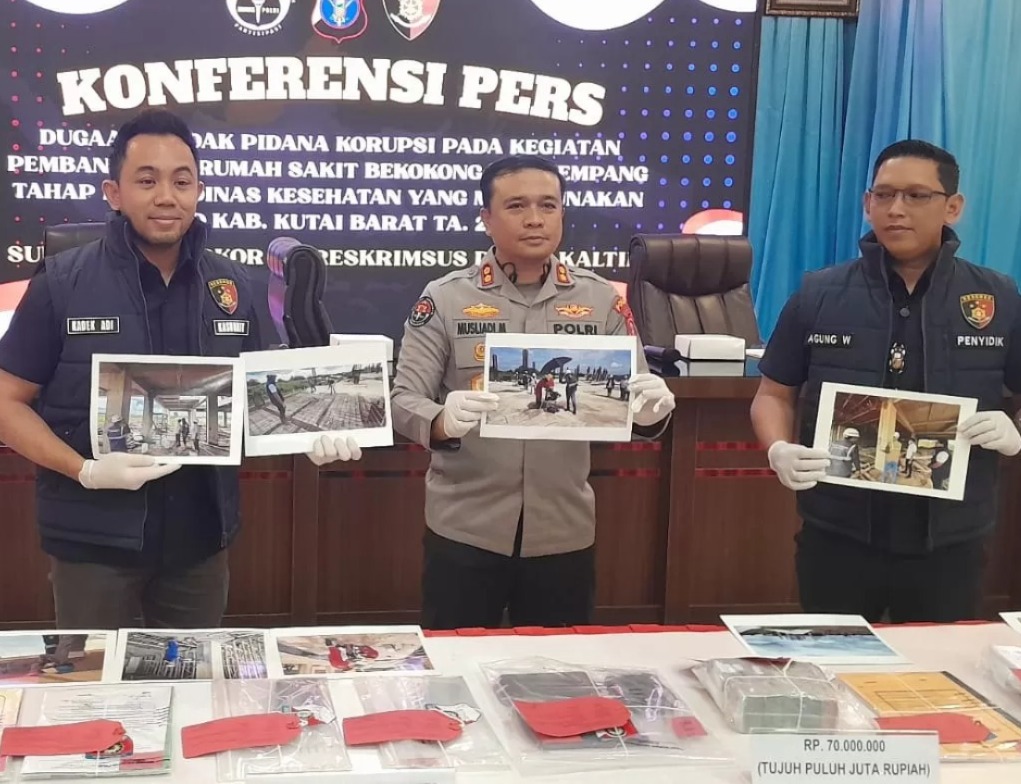 KORUPSI: Kasubdit Tipikor Ditreskrimsus Polda Kaltim (kiri) memaparkan penyidikan dugaan korupsi pembangunan Rumah Sakit Bekokong Tahap I di Kecamatan Jempang, Kutai Barat.