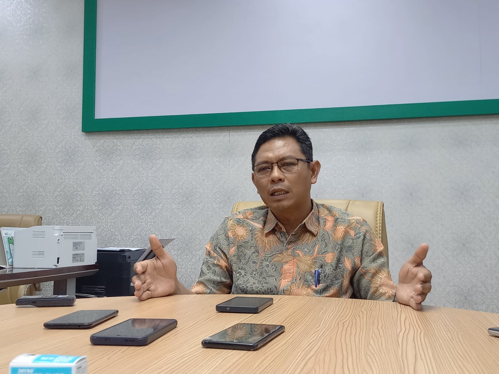 Perwakilan Satgas Gratispol Unmul, Irman Irwan dikonfirmasi awak media pada Jumat (23/1/2026). (FOTO: EKO PRALISTIO/KP)