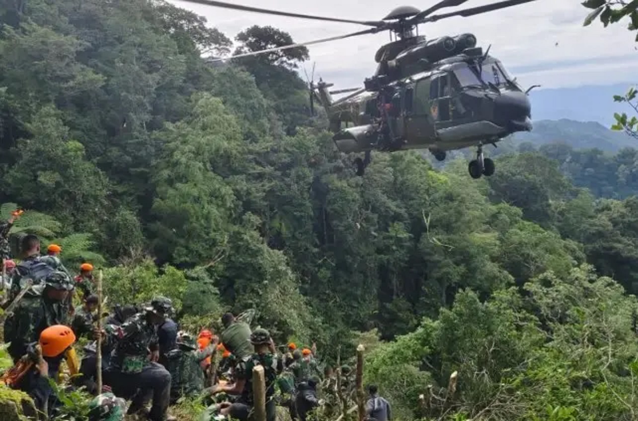 EVAKUASI: Tim SAR gabungan saat bersiap mengevakuasi korban pesawat ATR 42-500.