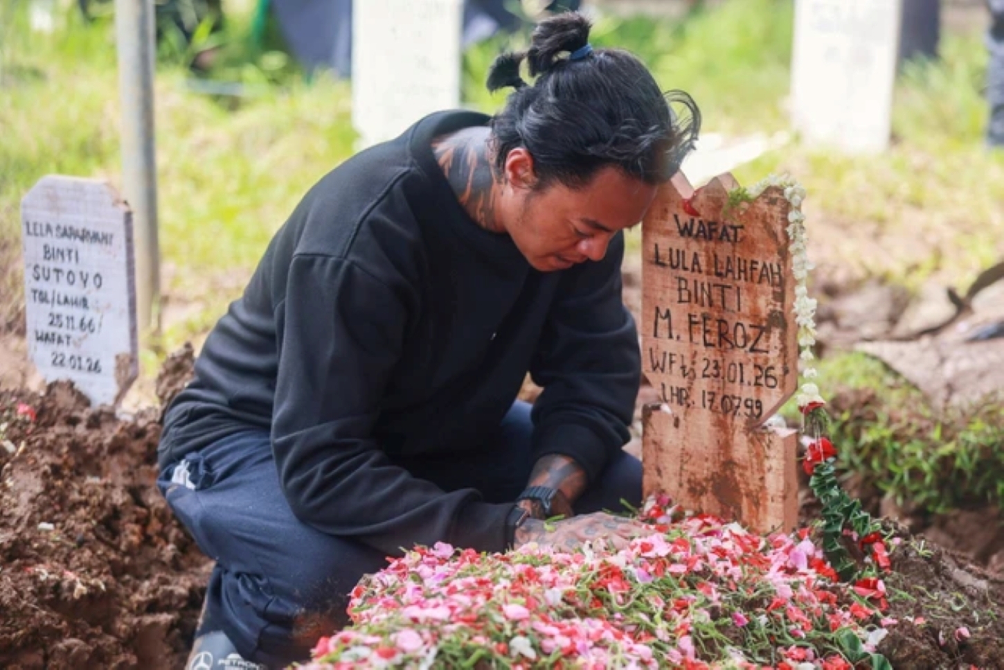 Reza Arap di pemakaman sang kekasih, Lula Lahfah, Sabtu (24/1/2026).