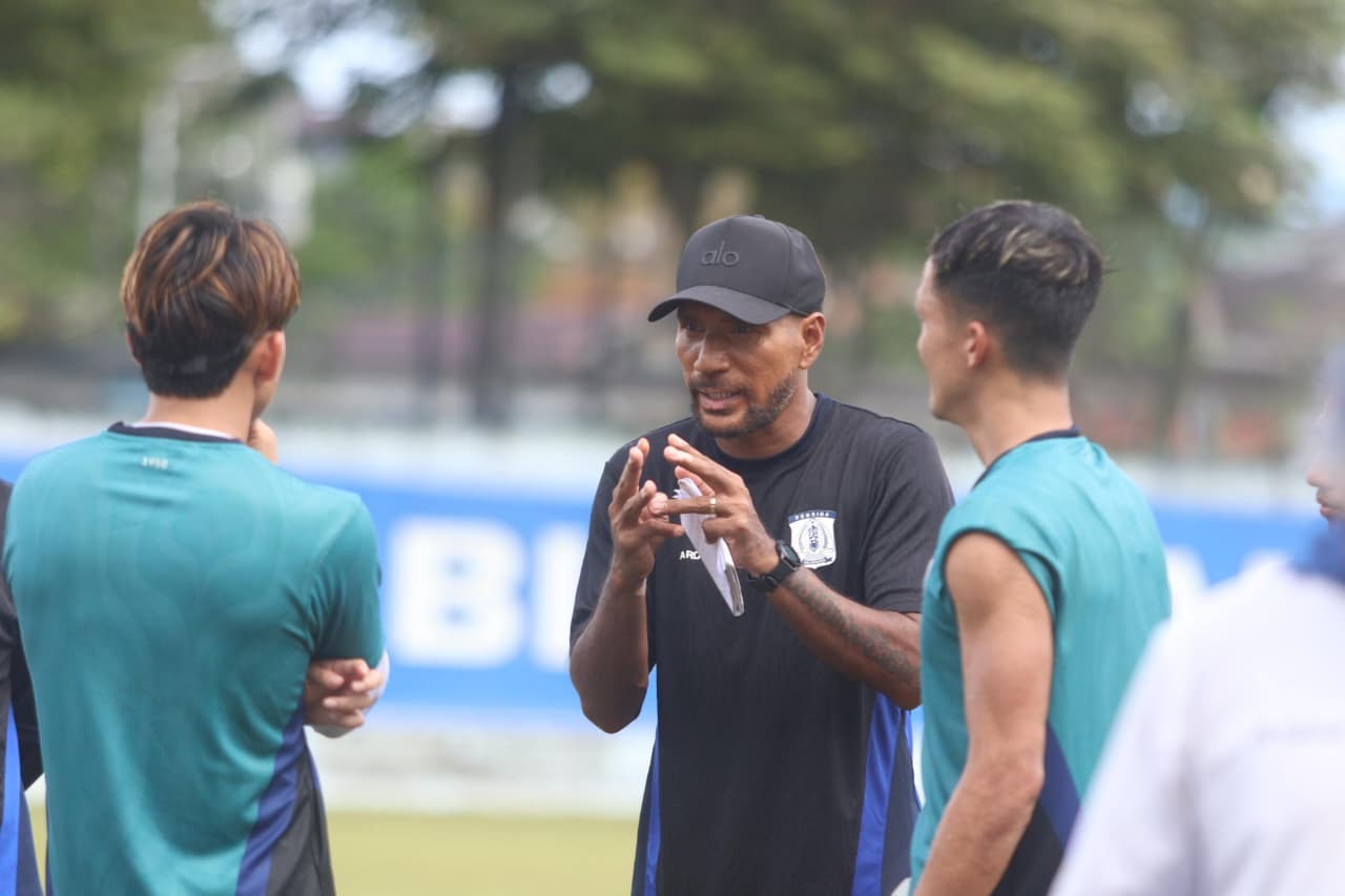 HASIL POSITIF: Pelatih Persiba Balikpapan Leonard Tupamahu incar hasil positif.