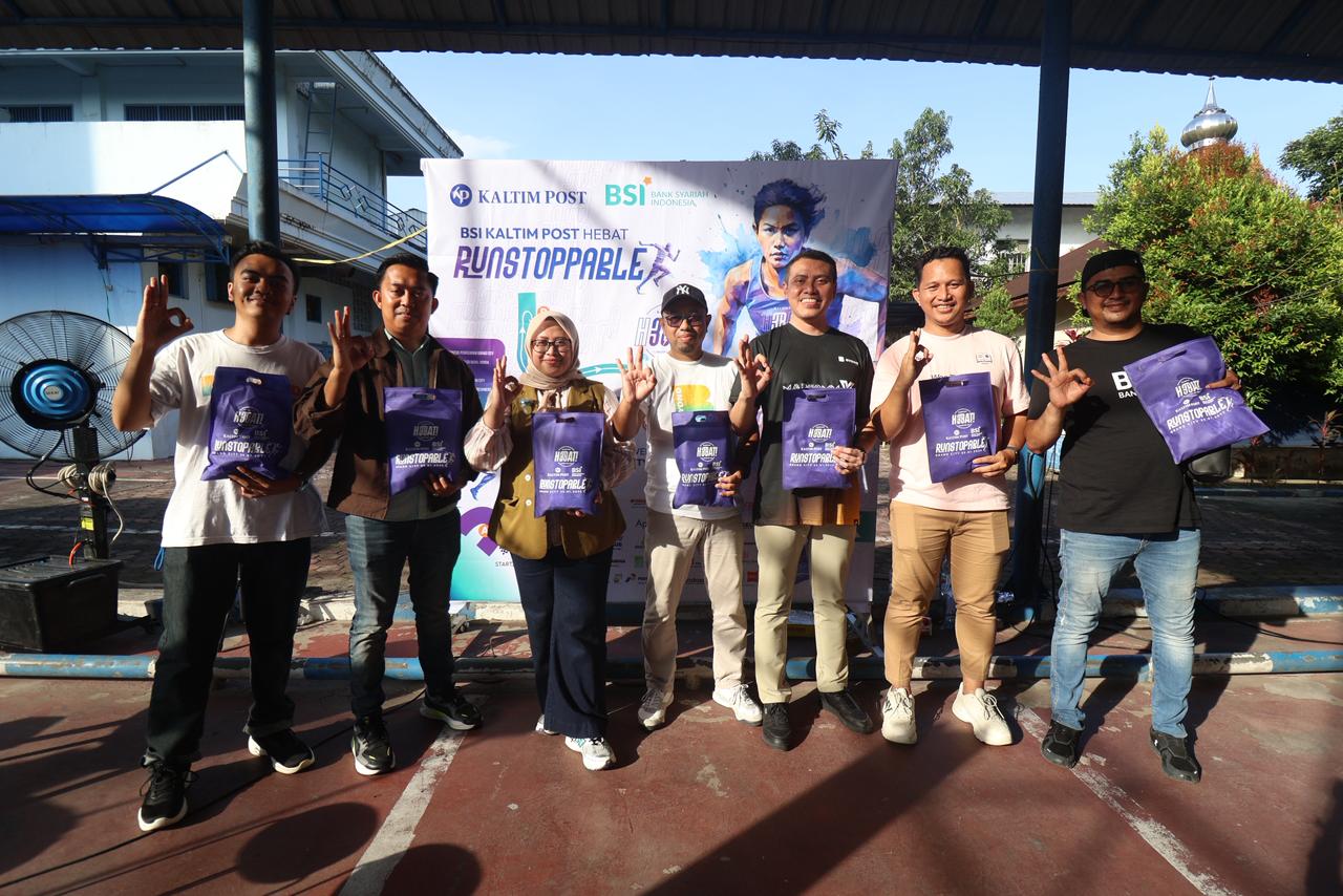 Tim Bank Syariah Indonesia yang turut berpartisipasi dalam kegiatan pengambilan racepack BSI Kaltim Post Hebat Runstoppable 2026. (Foto: Anggi/KP)