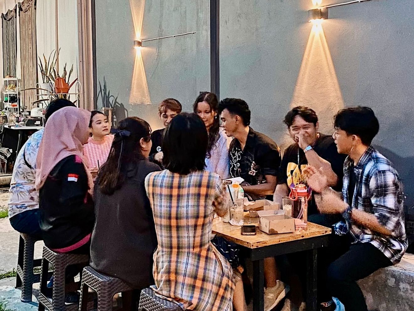 BUDAYA: Nongkrong atau minum kopi di tempat masih jadi tren kuat di Samarinda. Pengalaman atau suasana di tempat jadi hal yang ditonjolkan.
