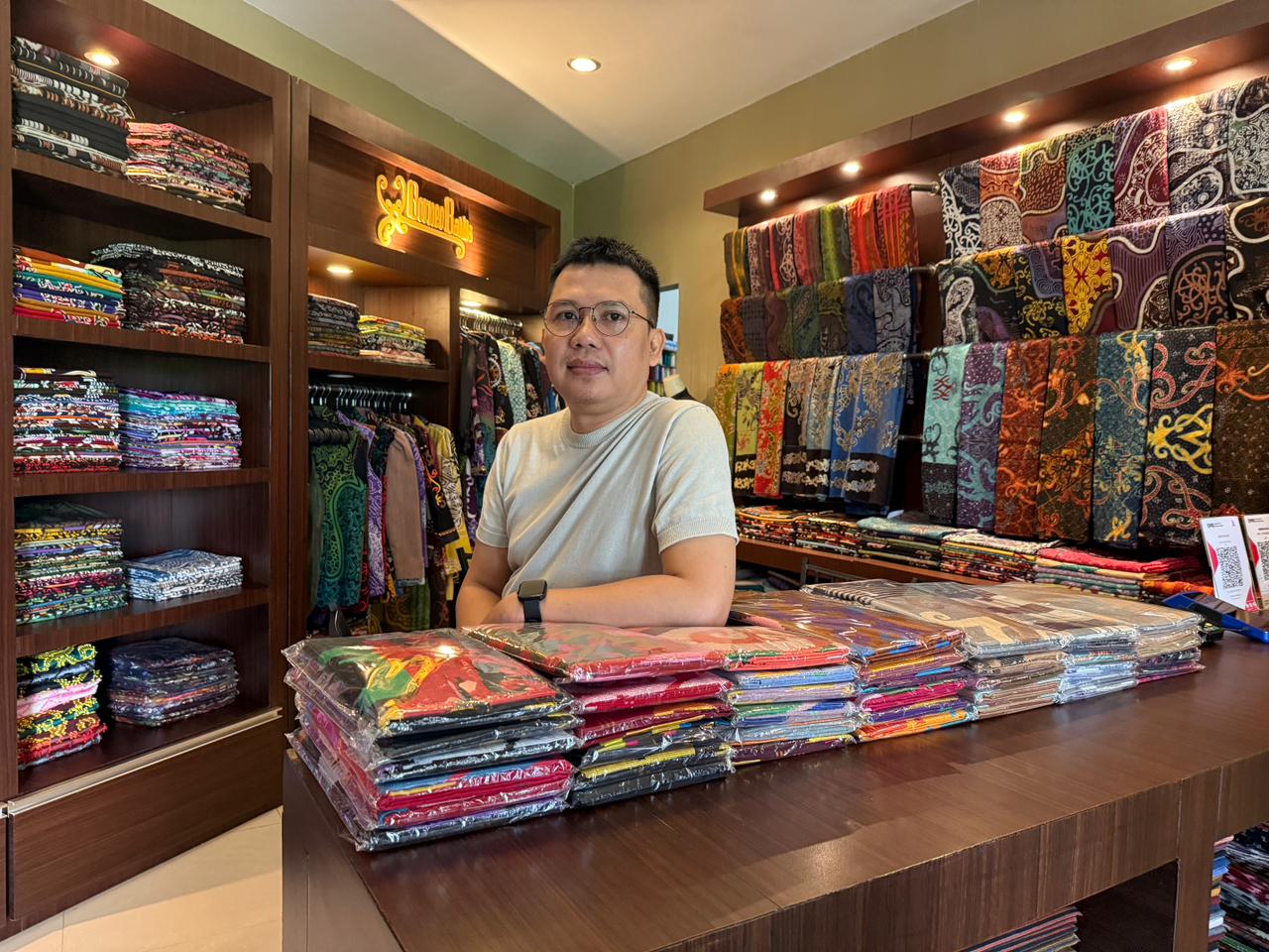 HOBI: Perjalanan membangun Borneo Batik berawal dari hobi. Azis menyenangi dunia gambar desain sejak duduk di bangku sekolah.