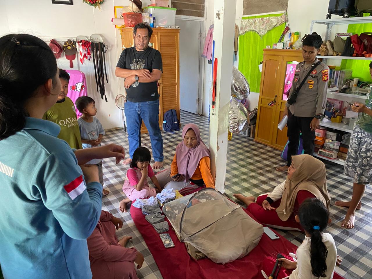 DALAM PENGAWASAN: Seorang bayi laki-laki berusia sekitar satu hari ditemukan di rumah kosong di Desa Mata Air, Kecamatan Kaubun, Kutai Timur, Jumat (23/1). (Polres Kutim)